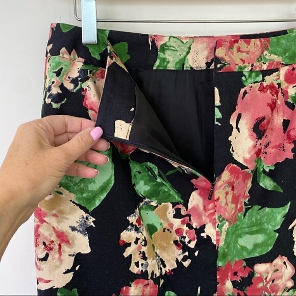Talbots cotton  blend pencil skirt in a floral print, petite size - Picture 7 of 9